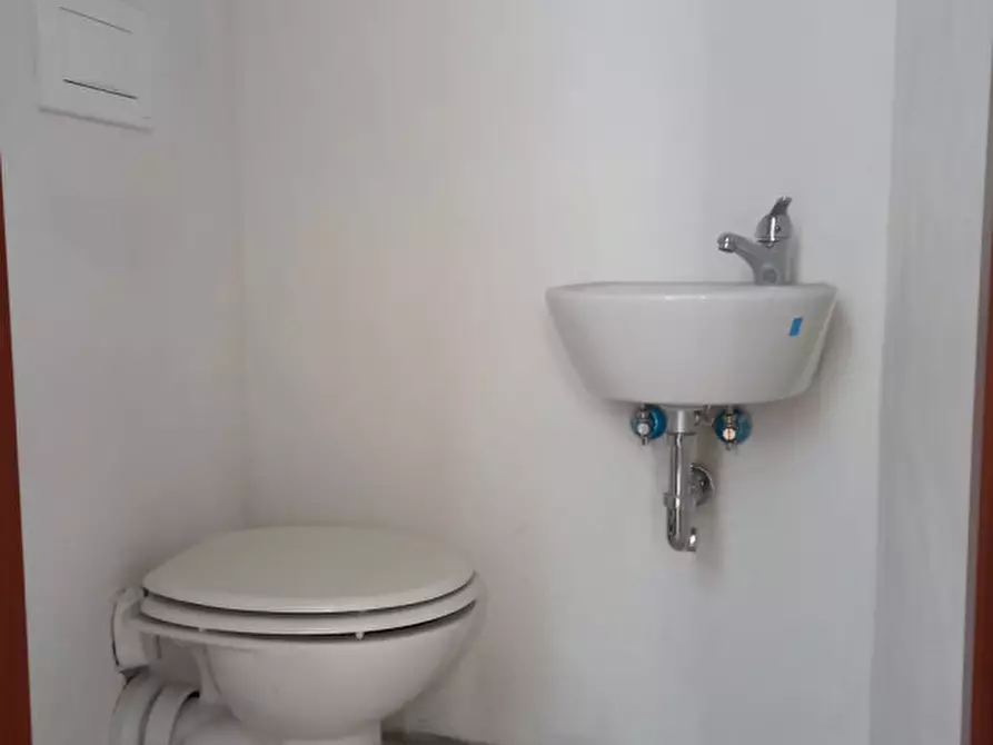 Immagine 3 di Negozio in affitto  in VIA DE' CERRETANI a Firenze