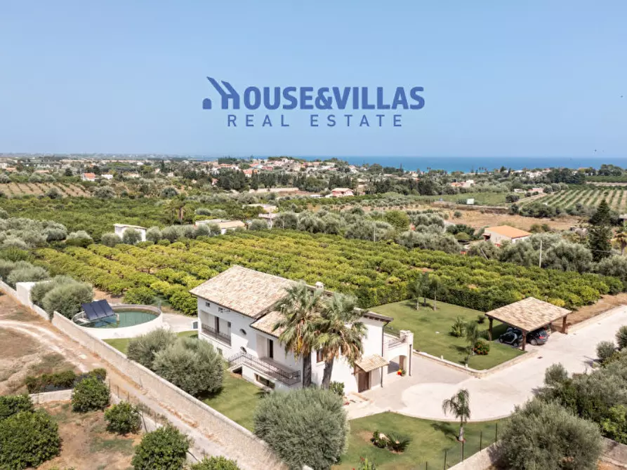 Immagine 1 di Villa in vendita  in contrada chiusa di carlo a Avola