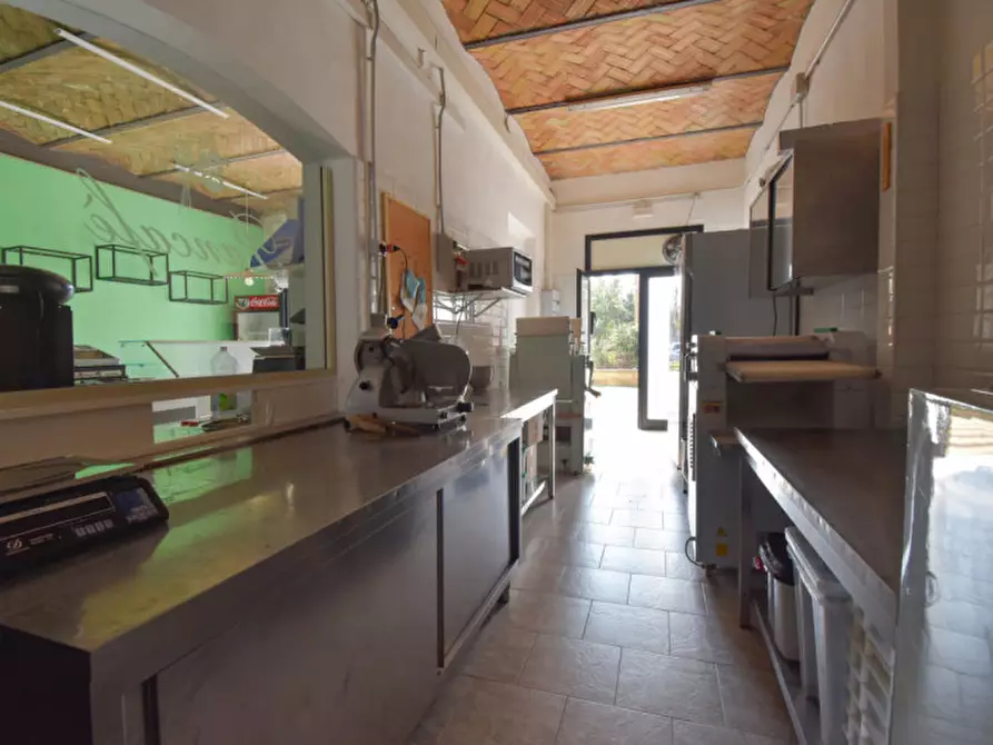 Immagine 18 di Attività commerciale in affitto  a Noceto