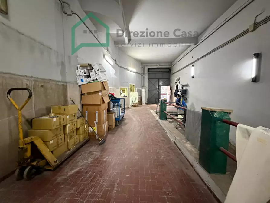 Immagine 1 di Magazzino in vendita  in VIA GENOVA a Napoli