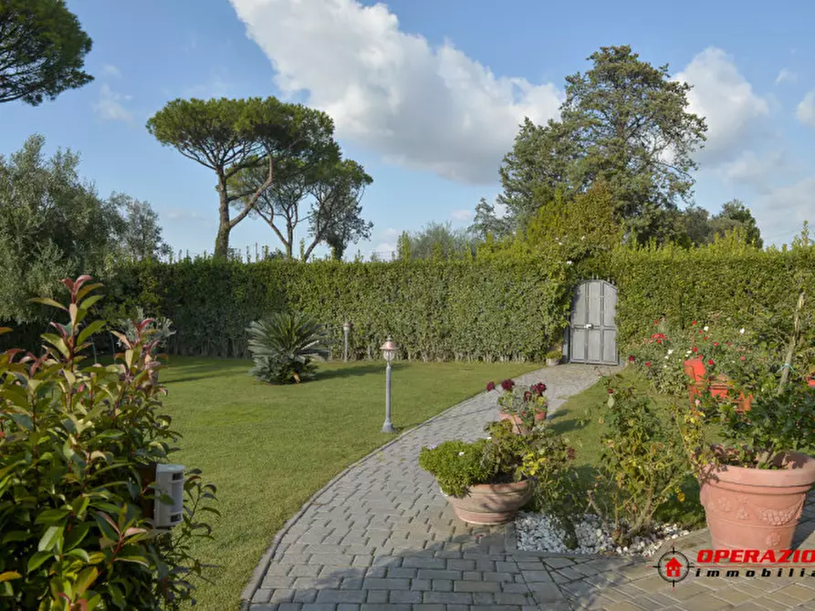 Immagine 1 di Villa in vendita  in via tor di sasso a Roma