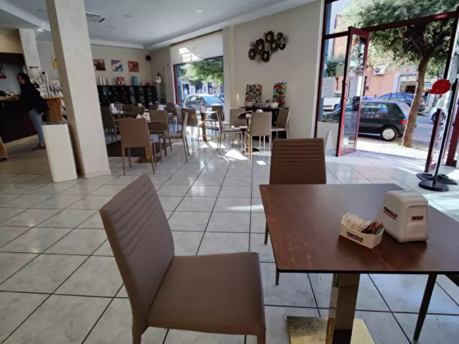 Immagine 3 di Attività commerciale in vendita  in Via Paolo Baratta a Battipaglia