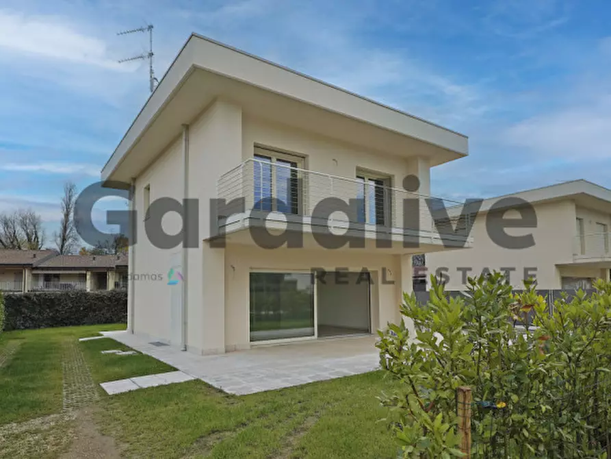 Immagine 1 di Villa in vendita  a Manerba Del Garda