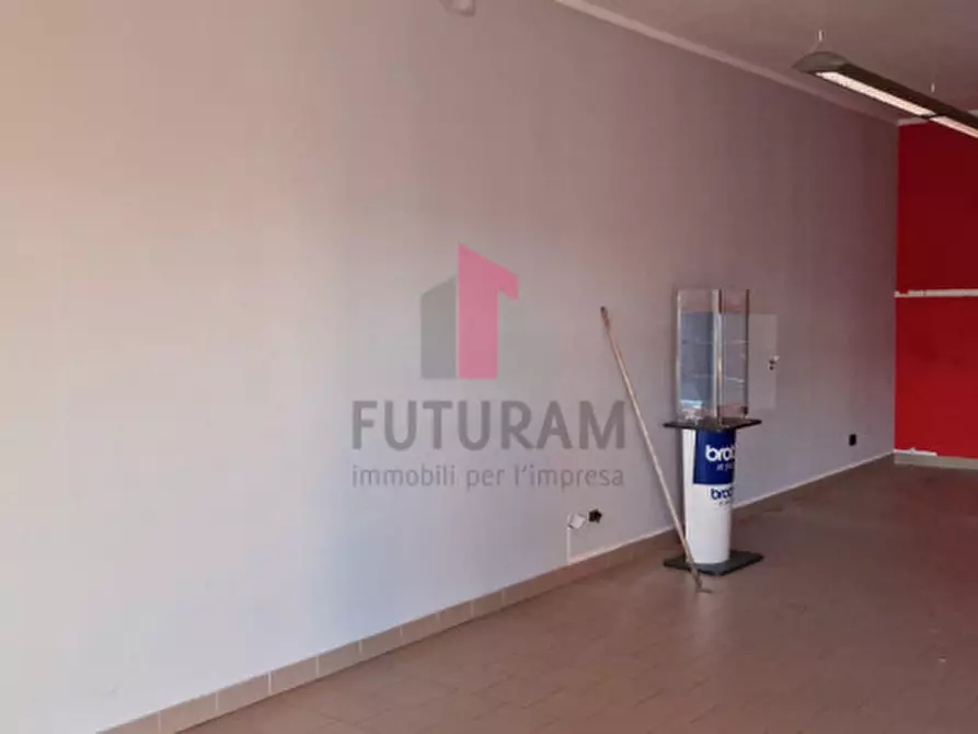 Immagine 2 di Negozio in affitto  a Torri Di Quartesolo