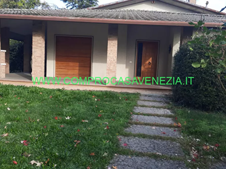 Immagine 1 di Villa in vendita  in via bonisiolo a Casale Sul Sile