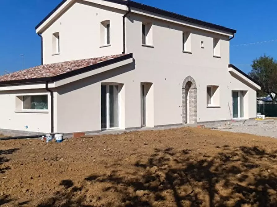 Immagine 1 di Villa in vendita  a Misano Adriatico