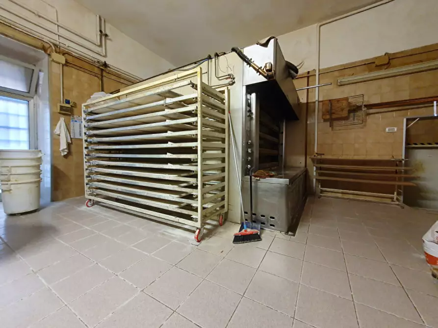 Immagine 3 di Negozio in vendita  in VIA FABBRONI a Firenze