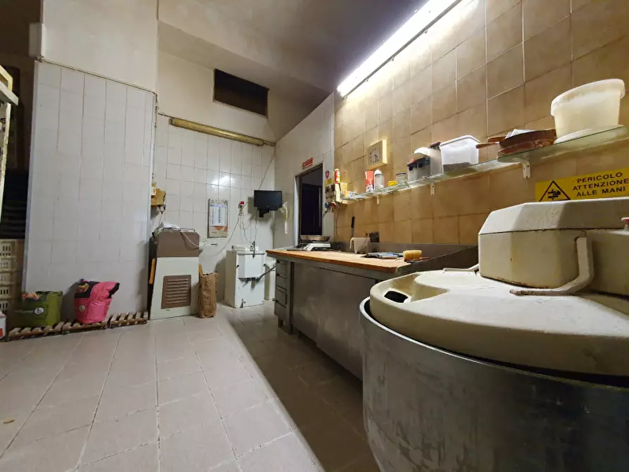 Immagine 5 di Negozio in vendita  in VIA FABBRONI a Firenze