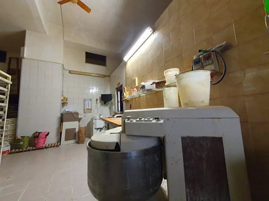 Immagine 9 di Negozio in vendita  in VIA FABBRONI a Firenze