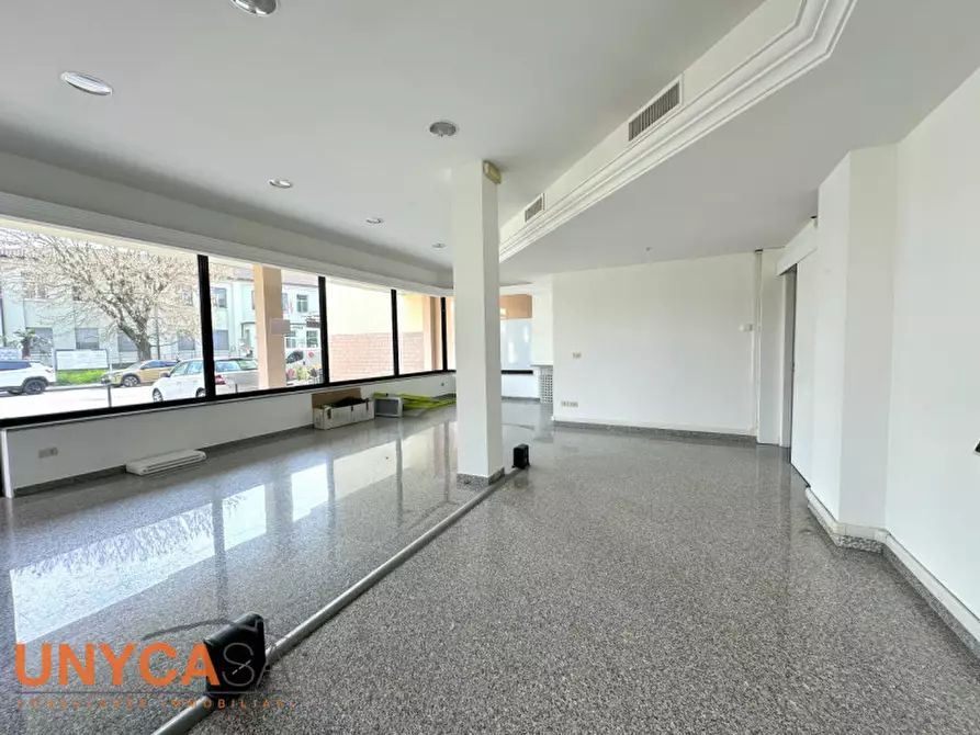 Immagine 2 di Negozio in affitto  in Via Roma a Selvazzano Dentro