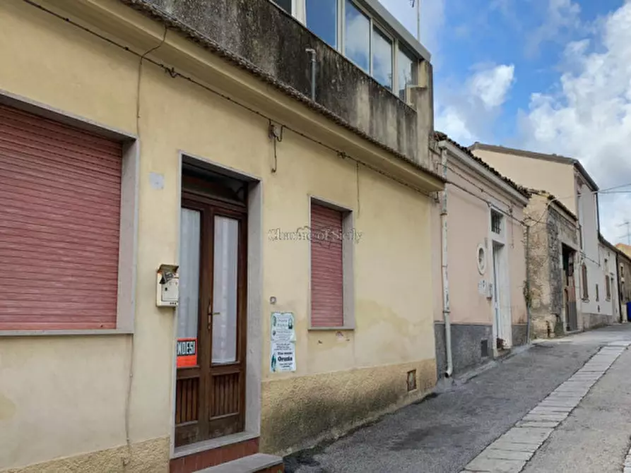Immagine 1 di Casa indipendente in vendita  in Via Saverio Iachinoto a Modica