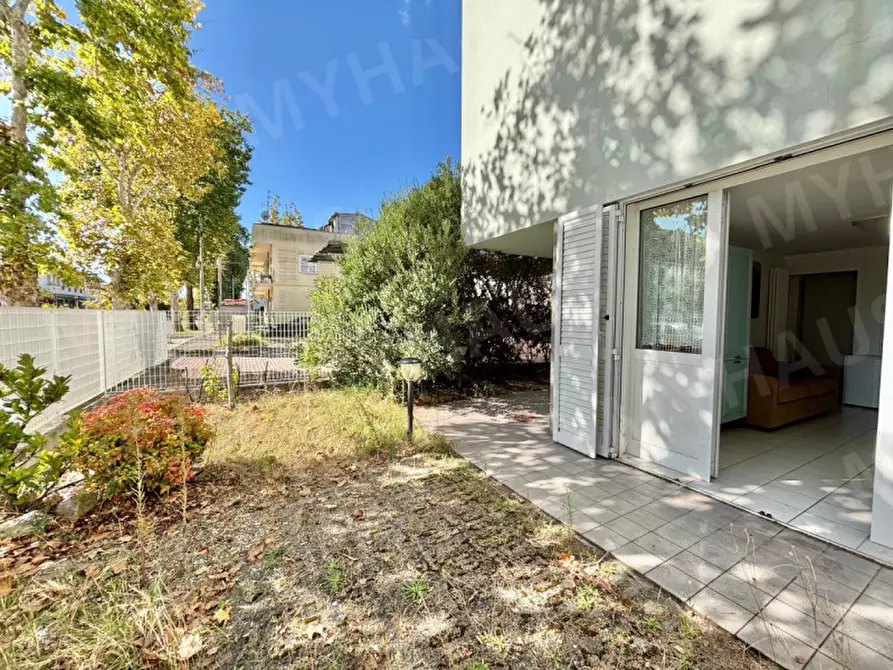 Immagine 6 di Appartamento in vendita  in Viale Andrea Mantegna, 11 a Cesenatico