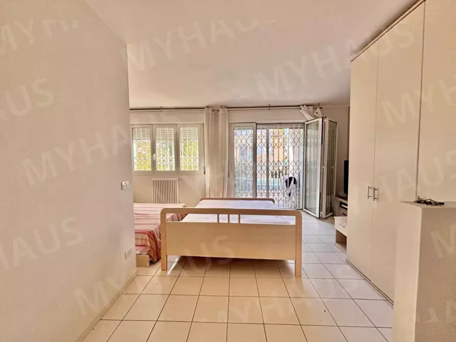 Immagine 11 di Appartamento in vendita  in Viale Andrea Mantegna, 11 a Cesenatico