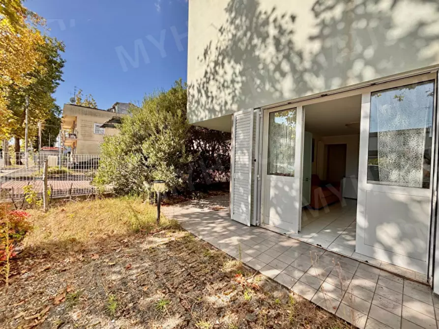 Immagine 37 di Appartamento in vendita  in Viale Andrea Mantegna, 11 a Cesenatico