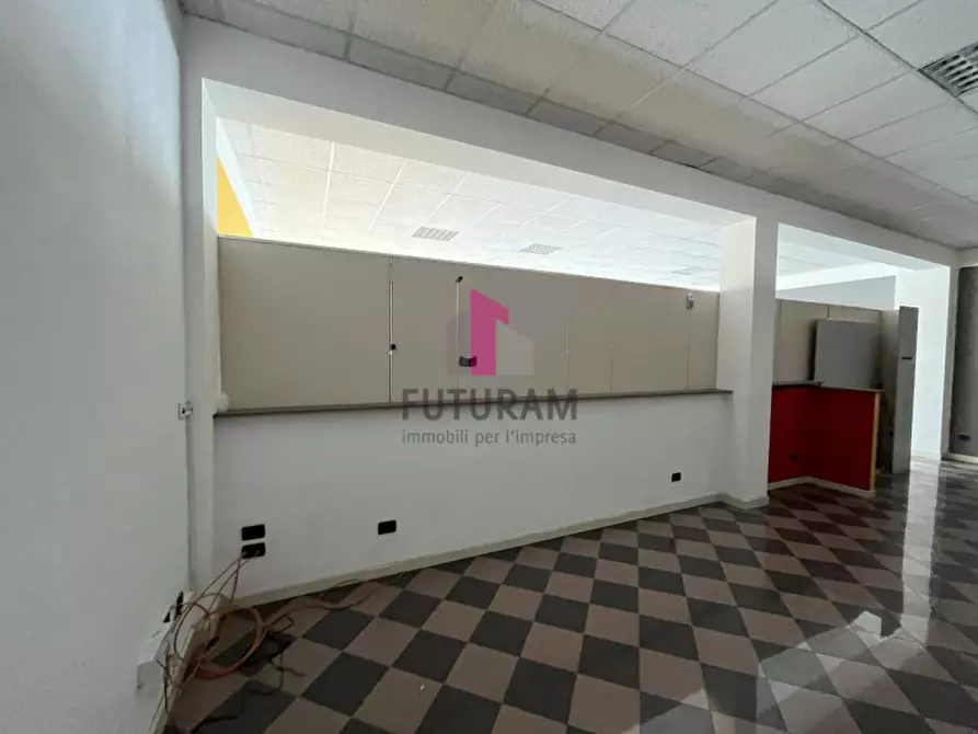 Immagine 12 di Negozio in affitto  in via del santo a Limena