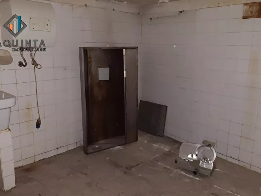 Immagine 10 di Negozio in vendita  in via Vittorio Emanuele n.28 a Palagonia