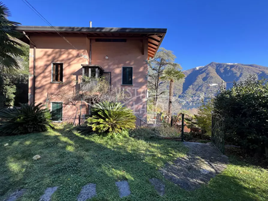 Immagine 2 di Villa in vendita  a Carate Urio