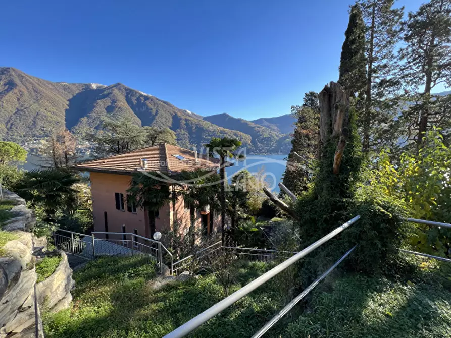Immagine 3 di Villa in vendita  a Carate Urio