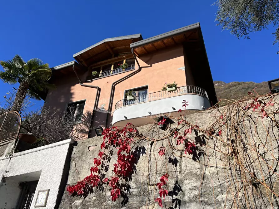 Immagine 8 di Villa in vendita  a Carate Urio