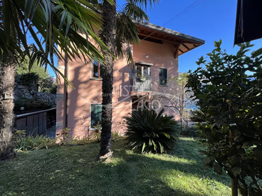Immagine 9 di Villa in vendita  a Carate Urio