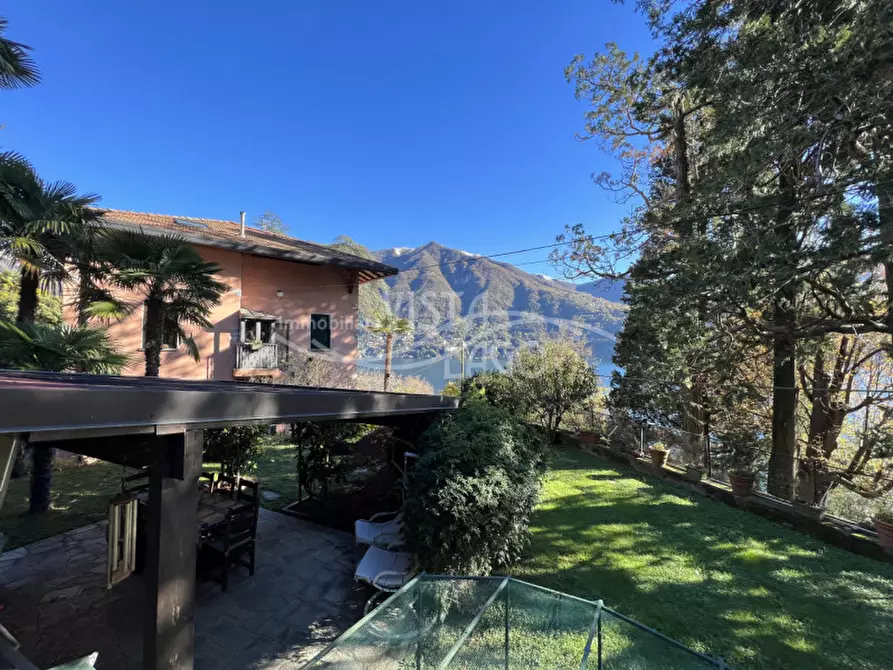 Immagine 11 di Villa in vendita  a Carate Urio