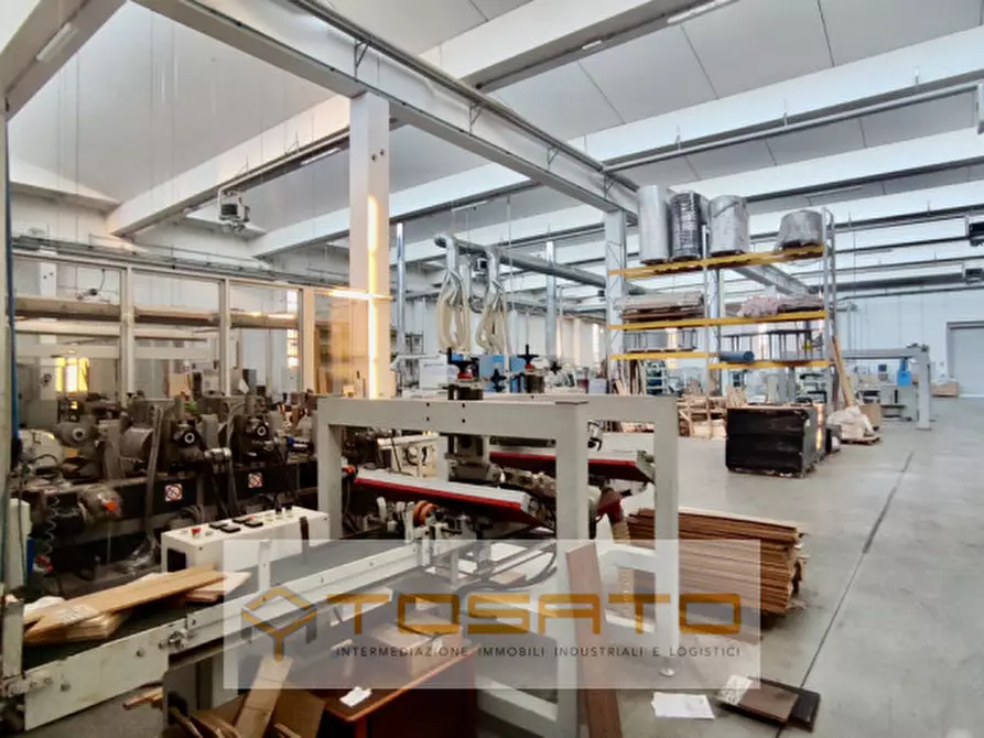 Immagine 2 di Capannone industriale in vendita  a Villafranca Di Verona