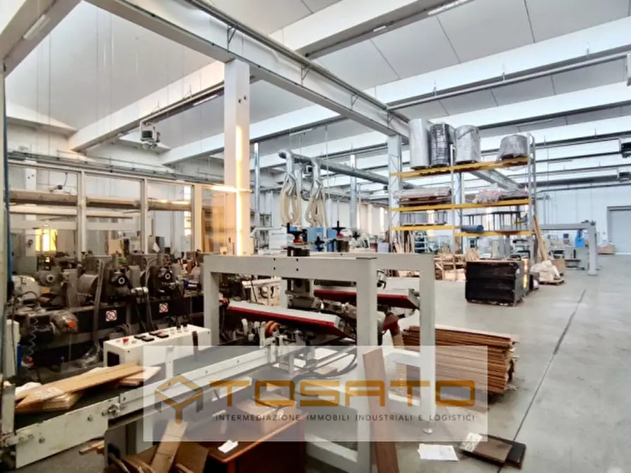 Immagine 2 di Capannone industriale in vendita  a Villafranca Di Verona