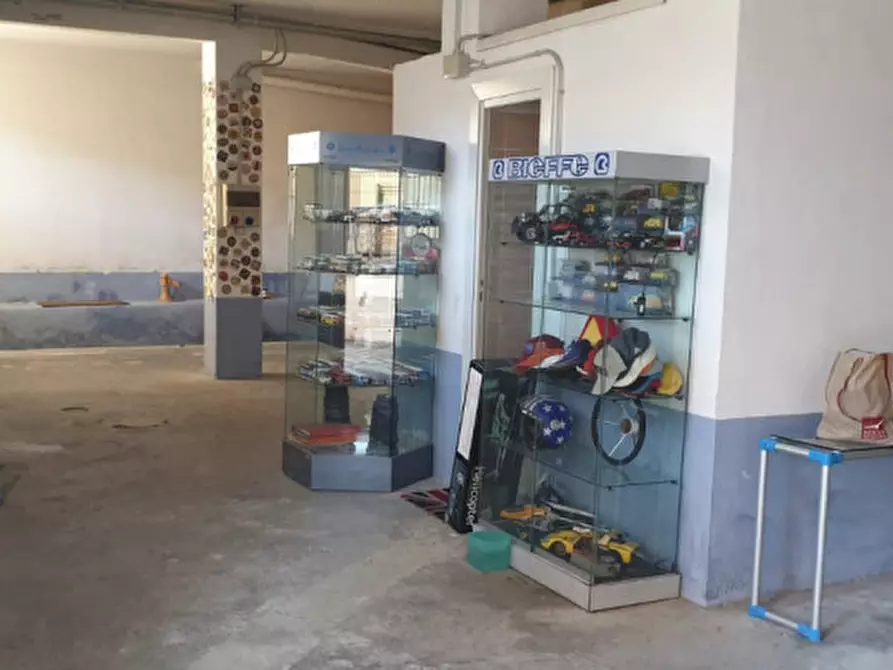 Immagine 5 di Magazzino in vendita  in Via Martiri della Libertà a San Remo
