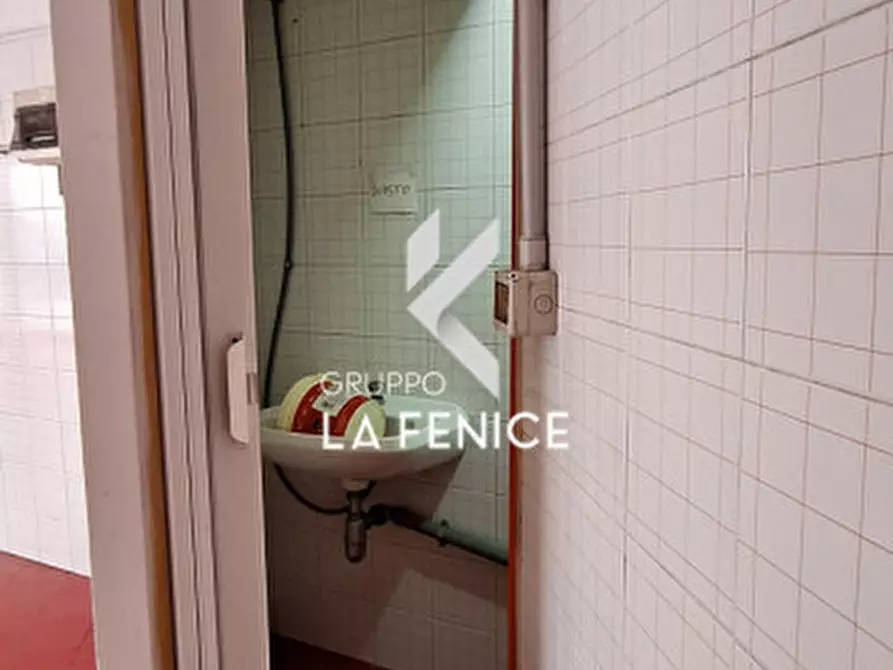 Immagine 15 di Laboratorio in vendita  in via Alberobello, 43-45 a Locorotondo