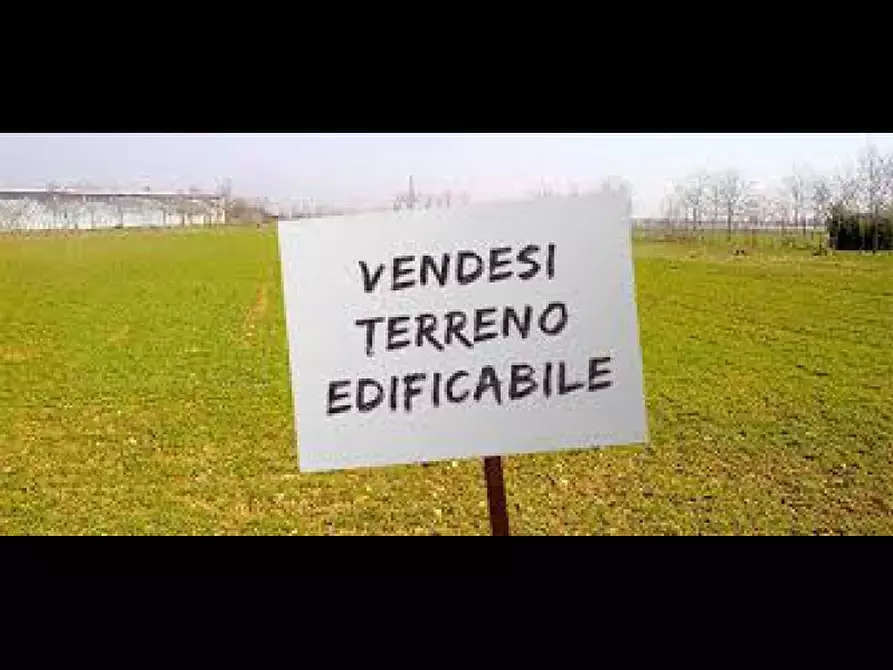 Immagine 1 di Terreno in vendita  a Padova