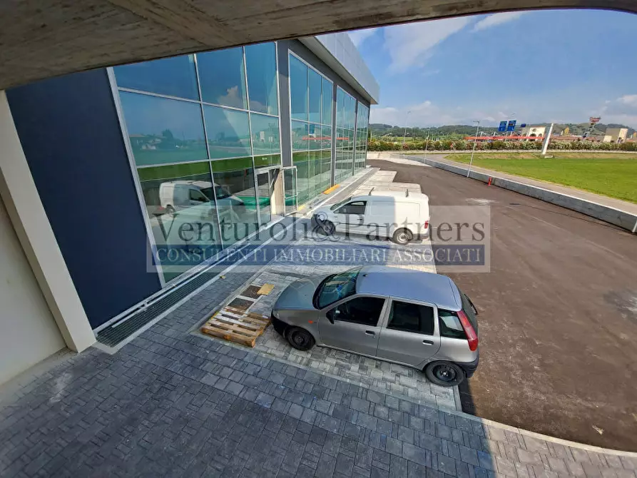 Immagine 2 di Negozio in affitto  in via mantova a Lonato del Garda