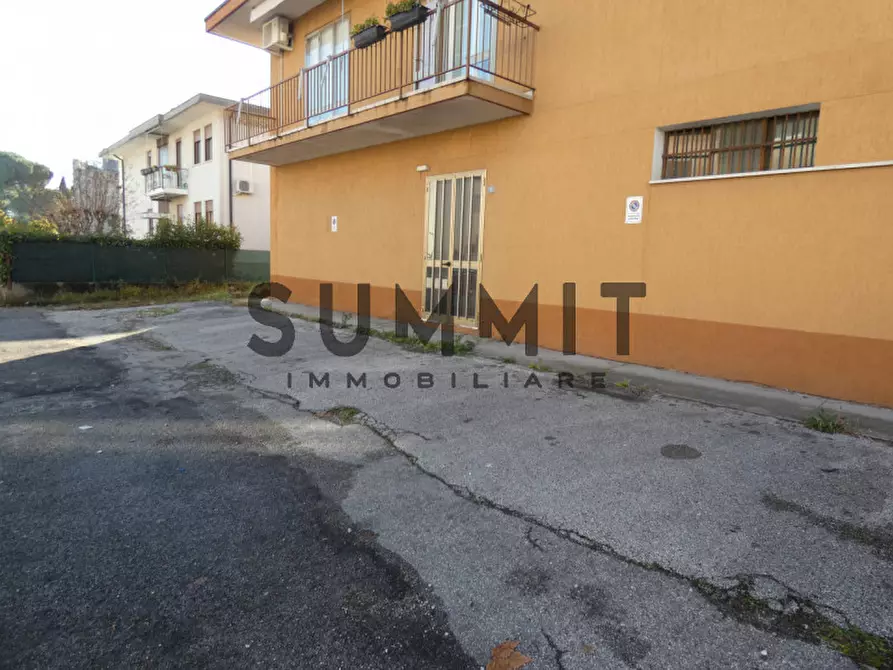 Immagine 2 di Magazzino in affitto  a Schio