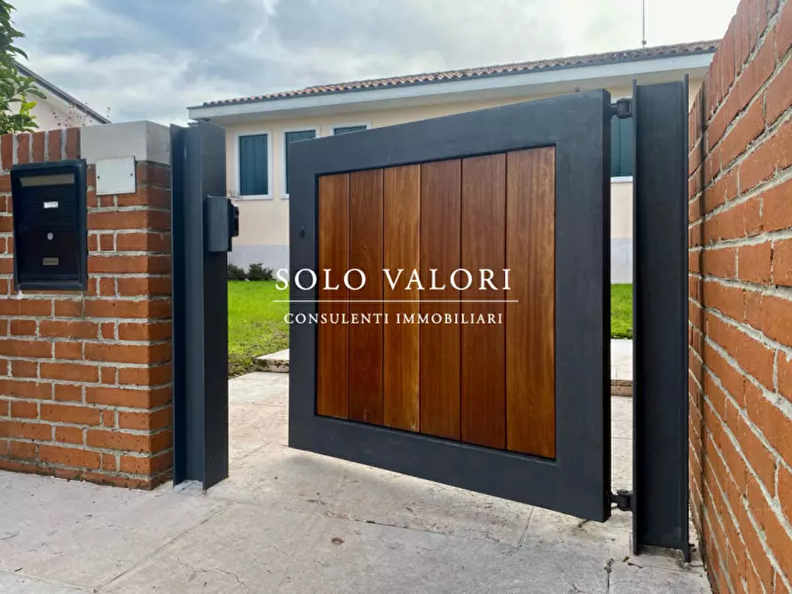 Immagine 1 di Villa in vendita  a Castelfranco Veneto
