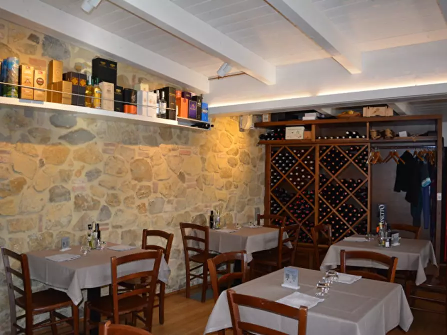 Immagine 10 di Attività commerciale in vendita  in Via Roma a Castiglione Del Lago