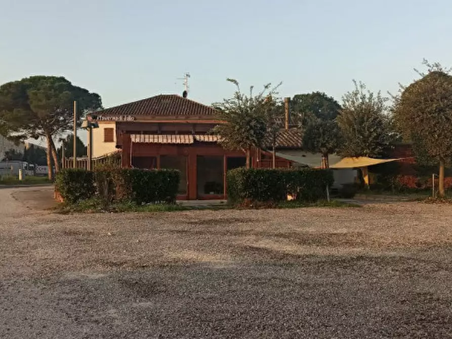 Immagine 15 di Attività commerciale in vendita  in Via Roma a Castiglione Del Lago