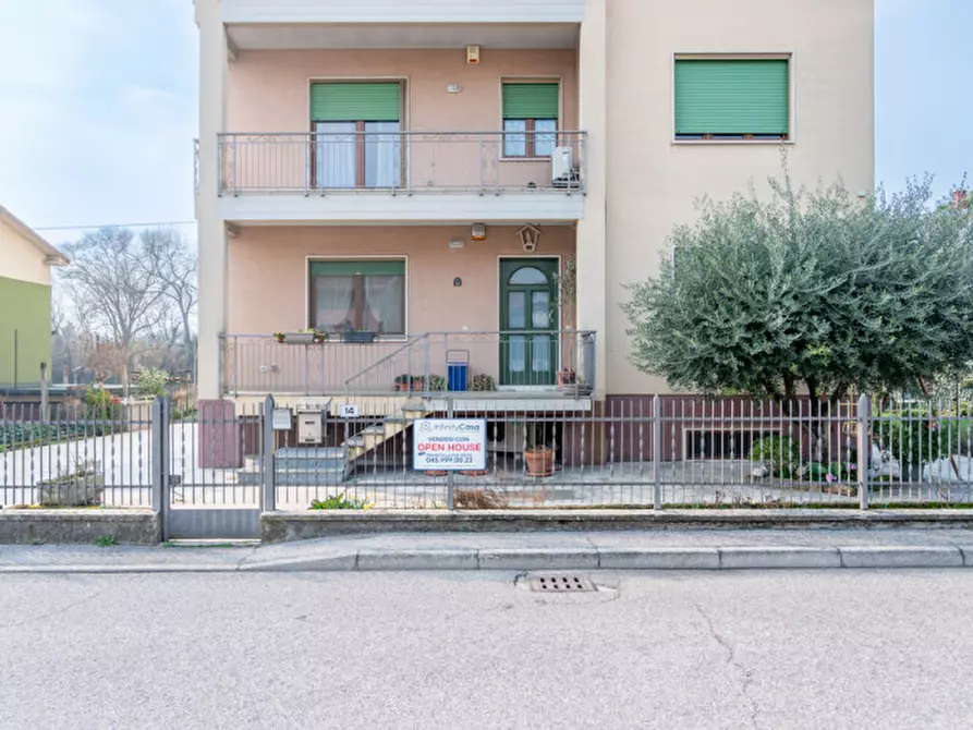 Immagine 1 di Casa trifamiliare in vendita  in Via Luigi Pirandello a Sommacampagna