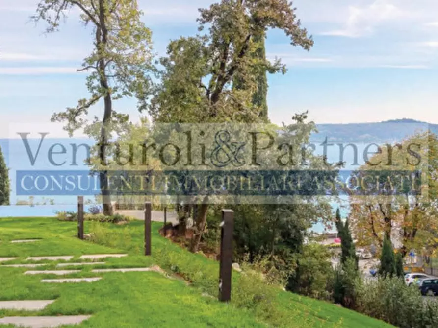 Immagine 1 di Villa in vendita  a Padenghe Sul Garda