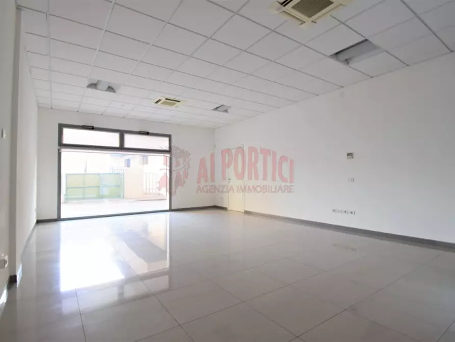 Immagine 1 di Negozio in affitto  in Viale degli Alpini a Piove Di Sacco