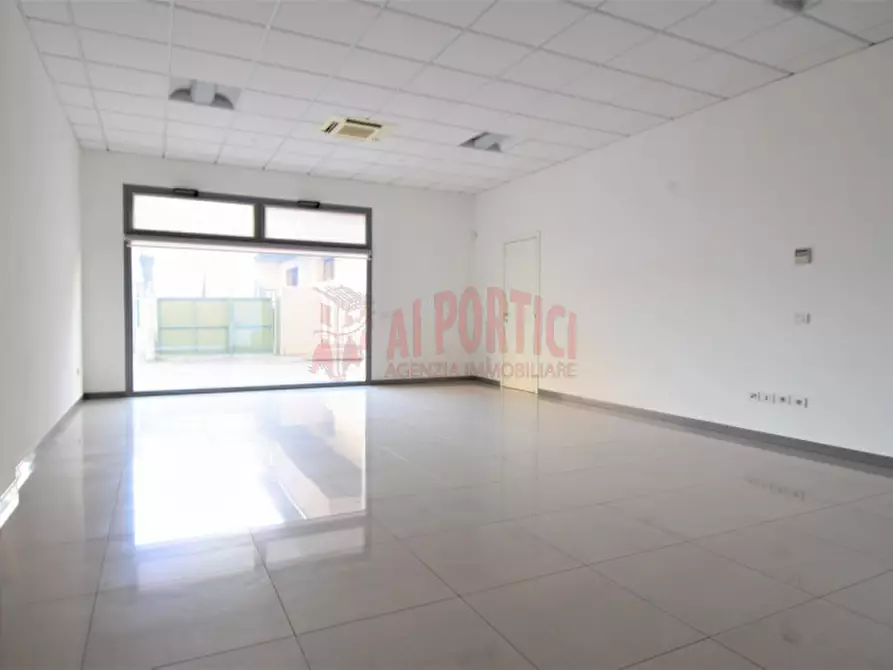 Immagine 2 di Negozio in affitto  in Viale degli Alpini a Piove Di Sacco