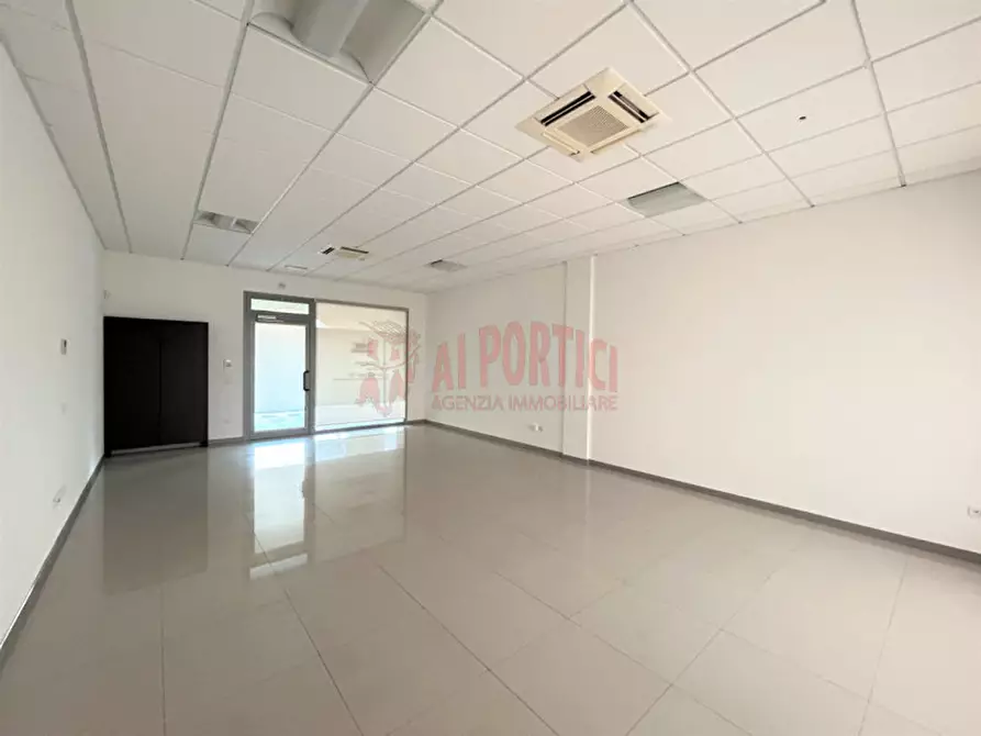 Immagine 4 di Negozio in affitto  in Viale degli Alpini a Piove Di Sacco