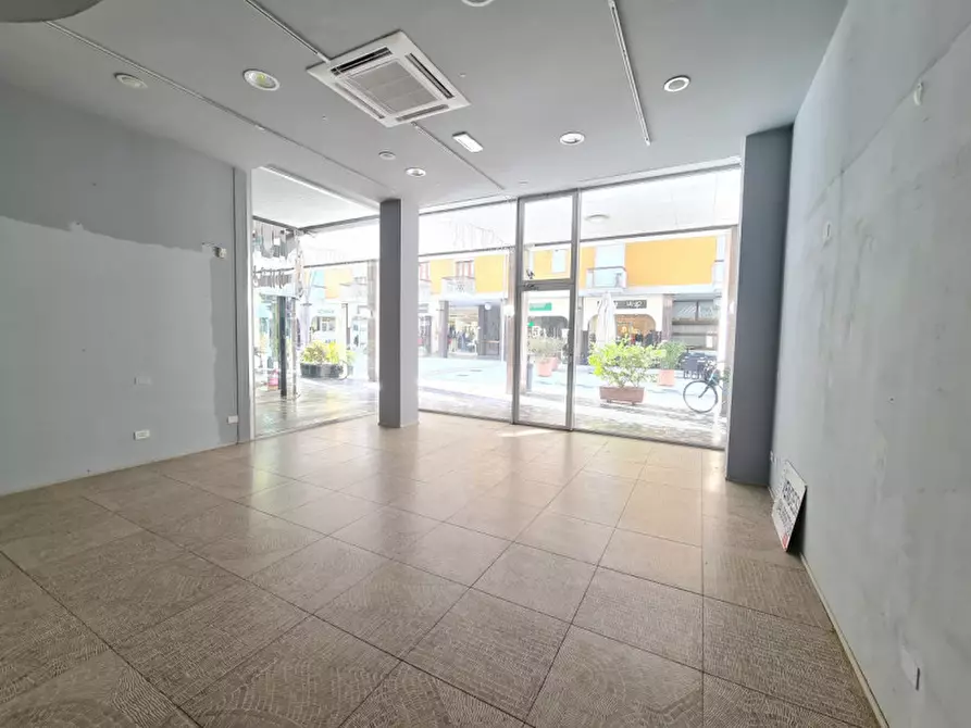 Immagine 1 di Negozio in affitto  in via Jappelli a Abano Terme