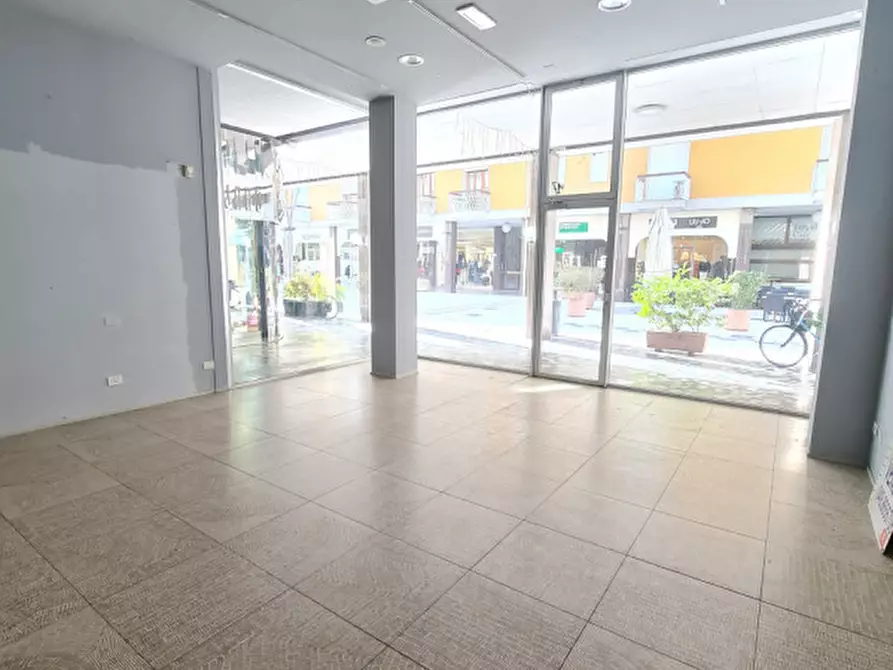 Immagine 2 di Negozio in affitto  in via Jappelli a Abano Terme