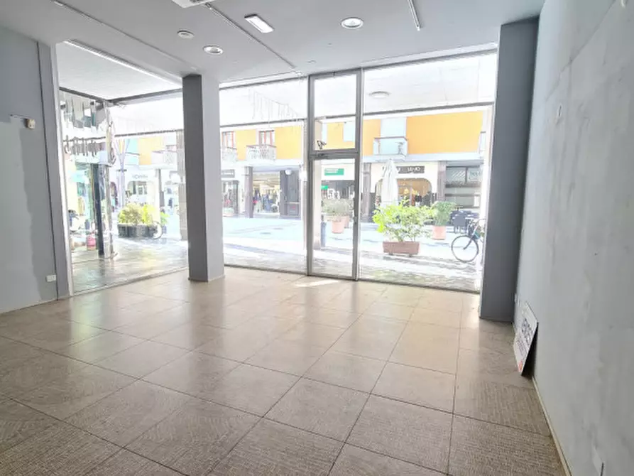 Immagine 3 di Negozio in affitto  in via Jappelli a Abano Terme