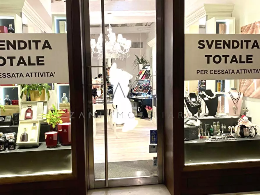 Immagine 1 di Attività commerciale in affitto  in piazza giorgione 43 a Castelfranco Veneto