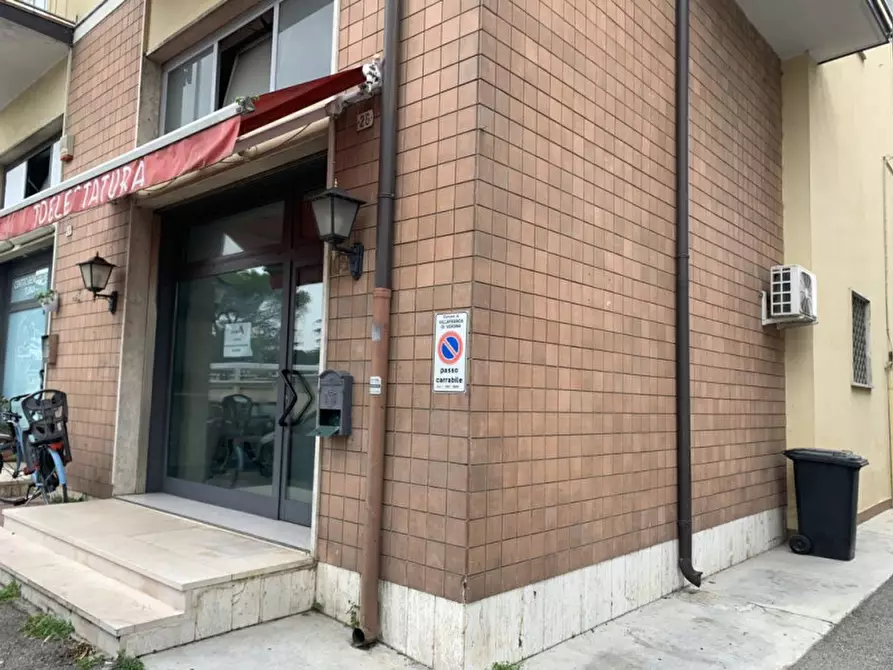 Immagine 1 di Negozio in vendita  in Via Cantore a Villafranca Di Verona