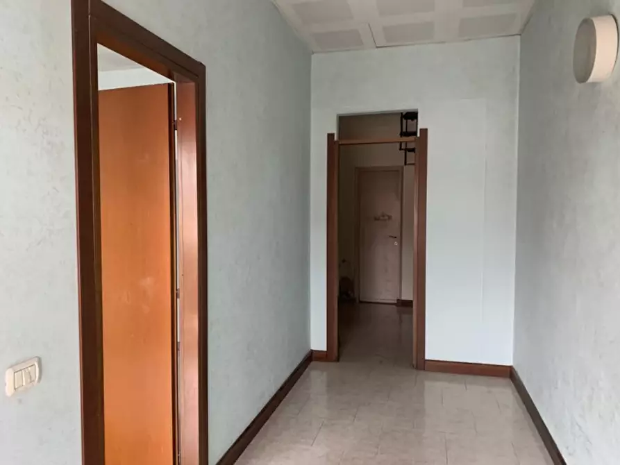 Immagine 2 di Negozio in vendita  in Via Cantore a Villafranca Di Verona