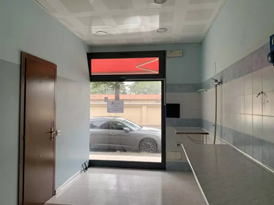 Immagine 4 di Negozio in vendita  in Via Cantore a Villafranca Di Verona
