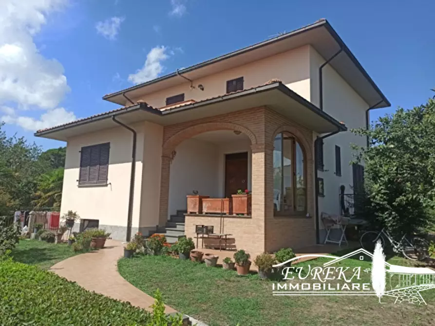 Immagine 1 di Villa in vendita  in Via Roma a Castiglione Del Lago