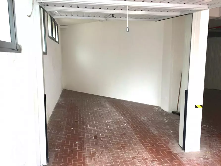 Immagine 2 di Garage in vendita  in VIA CESARE BATTISTI a Cesena