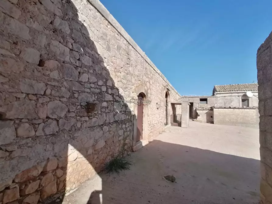 Immagine 43 di Rustico / casale in vendita  in Contrada Mangiapane a Comiso